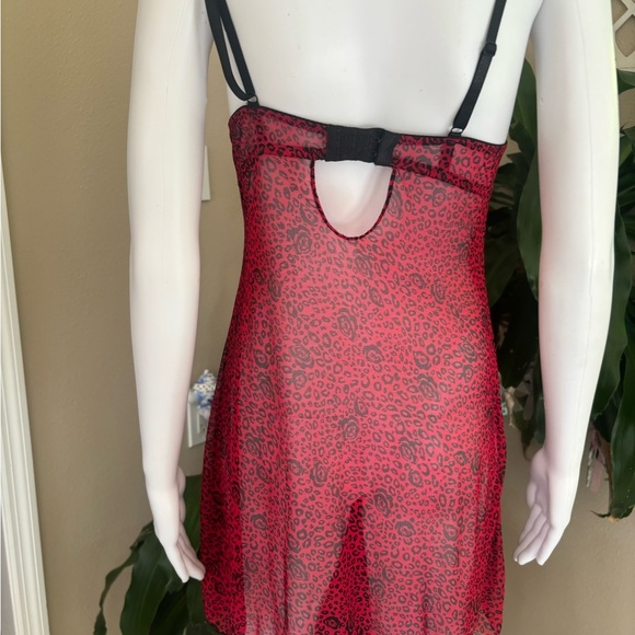 Marilyn Monroe Red and Black Leopard Chemise - Picture 4 of 7